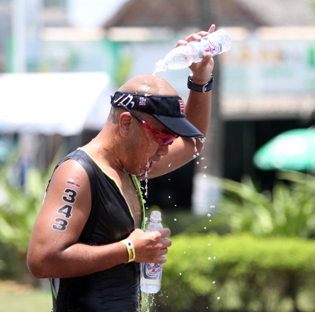 Dưới cái nắng nóng của mùa hè Đà Nẵng, các VĐV phải tìm mọi cách để giải nhiệt trên đường chạy.