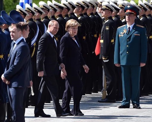 Tổng thống Nga Vladimir Putin và Thủ tướng Đức Angela Merkel hôm nay đến đặt vòng hoa tại Ngĩa trang Liệt sĩ Vô danh ở Moscow. Ảnh: AFP