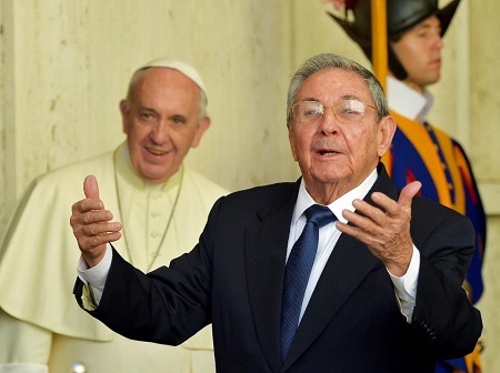 Giáo hoàng Francis (trái) đi cùng Chủ tịch Cuba Raul Castro sau cuộc gặp kín (Ảnh: AFP)