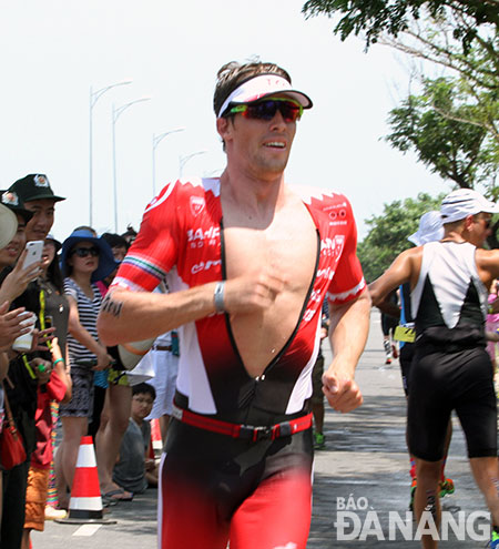 Nam VĐV James Cunnama trong thời điểm về đích để chiếm ngôi quán quân của VNG Ironman 70.3 Việt Nam.                                                       Ảnh: ANH VŨ