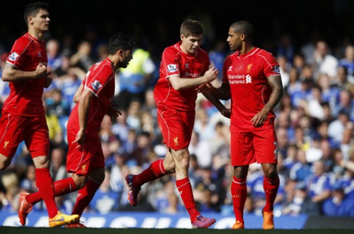 Niềm vui của các cầu thủ Liverpool sau khi Gerrard gỡ hòa 1-1 - Ảnh: Reuters