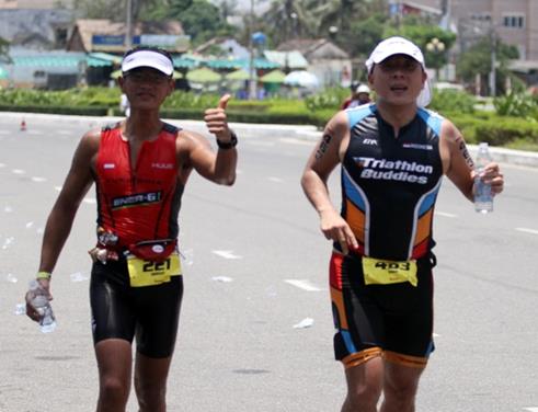 Despite the hot weather, these two contestants are smiling