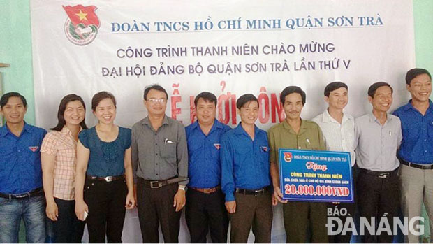 Quận Đoàn Sơn Trà trao 20 triệu đồng sửa chữa nhà ở cho hộ gia đình chính sách trên địa bàn.