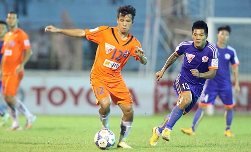 SHB DN’s midfielder Minh Tam with the ball