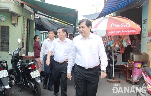 Some of the city’s leaders inspecting the living conditions of the families to be displaced by the project