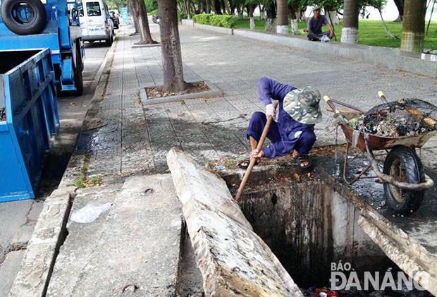 Ngay sau khi tiếp nhận phản ánh về rác ngập hố ga, công nhân Công ty Thoát nước và xử lý nước thải Đà Nẵng đã có mặt kịp thời để xử lý. 
