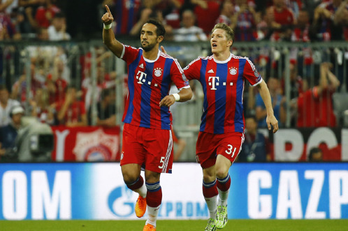 Niềm vui của Benatia sau khi mở tỉ số cho Bayern - Ảnh: Reuters