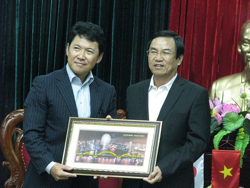 Mr Katsuro and Vice Chairman Viet (Photo: dantri.com)    