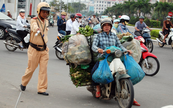 Lực lượng CSGT kiểm tra các trường hợp vi phạm trật tự an toàn giao thông. Ảnh: Ngọc Phú