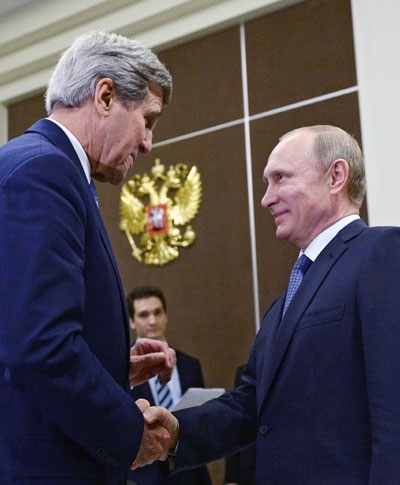 Tổng thống Vladimir Putin (phải) gặp gỡ Ngoại trưởng Mỹ John Kerry tại khu nghỉ mát Sochi. 	Ảnh: AFP