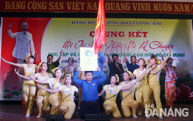 Hội thi văn nghệ và kể chuyện học tập và làm theo tấm gương đạo đức Hồ Chí Minh ở phường Hòa Cường Bắc.