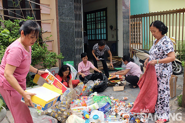 Phụ nữ quận Hải Châu thu gom phế liệu gây quỹ. 