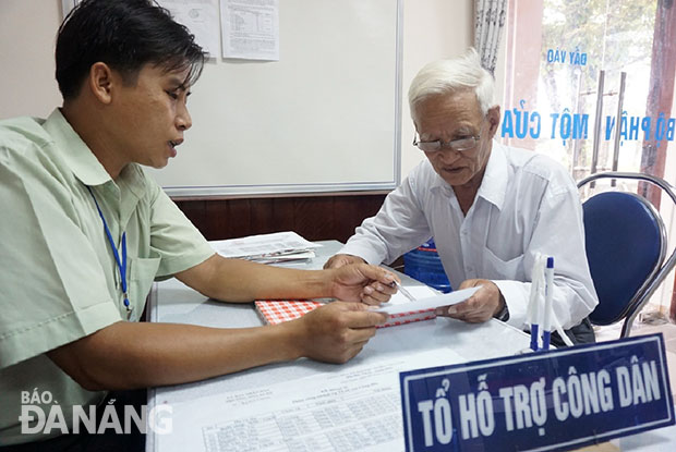 Thành viên Tổ hỗ trợ công dân phường Hòa Xuân hướng dẫn người dân khai thông tin.