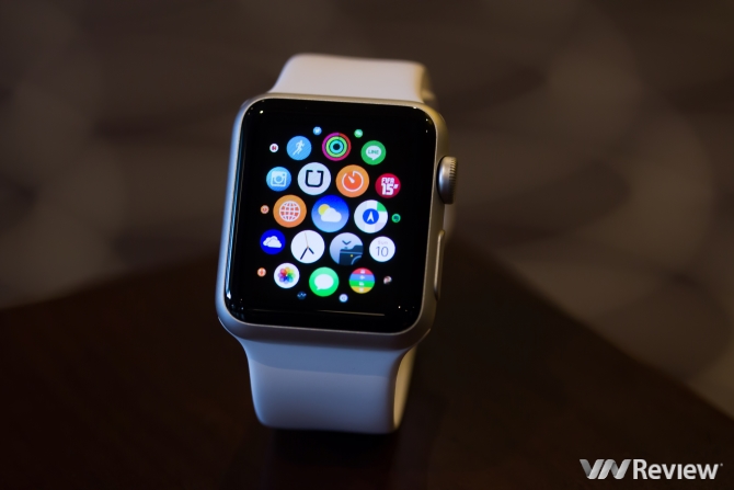 Màn hình OLED giúp Apple Watch thể hiện màu đen cực sâu cùng mắc tươi tắn, độ tương phản cao