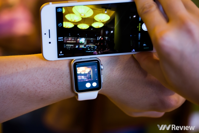 Dù không có camera, Apple Watch vẫn có thể chụp ảnh nhờ việc điều khiển từ xa camera trên iPhone 