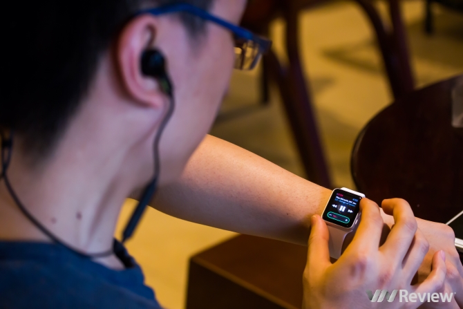 Chiếc smartwatch này có thể nghe nhạc độc lập thông qua tai nghe bluetooth mà không cần đến iPhone