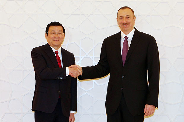 Tổng thống Cộng hòa Azerbaijan Ilham Aliyev đón Chủ tịch nước Trương Tấn Sang.  Ảnh: TTXVN