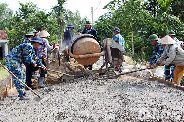 Bộ đội Hải quân Vùng 3 giúp dân làm đường giao thông tại huyện Hòa Vang.  Ảnh: Mai Xuân Hưởng