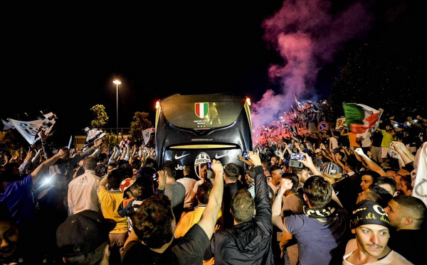 Tifosi vây kín xe chở đội để chúc mừng. Juventus phải mất hàng chục phút mới thoát khỏi đám đông và trở về trụ sở CLB.