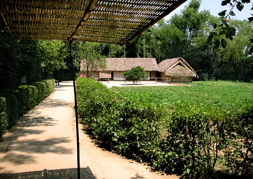  The house where the late President’s father used to live. It is located in the Sen Village, Kim Lien Commune, Nam Dan District.