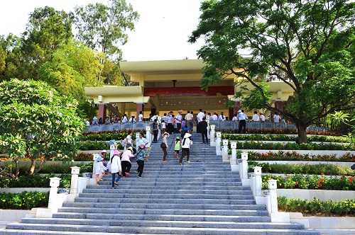  The tomb of the late President's mother, Hoang Thi Loan, is located on Dong Tranh Mountain, Nam Giang Commune, Nam Dan District, Nghe An Province.