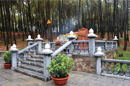  The tomb of his grandmother, Ha Thi Hy.