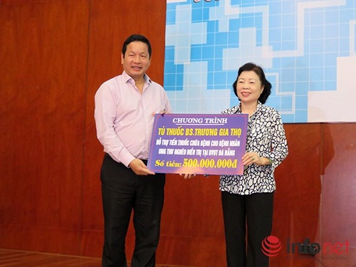 On behalf of the Corporation, Chairman Binh presents the donation to the hospital. (Photo: Infonet)