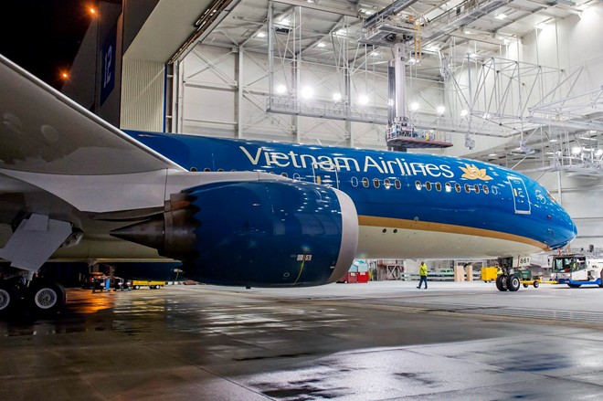 Chiếc máy bay này tuy đã sơn mới xong nhưng vẫn đang được Boeing hoàn thành công đoạn lắp ráp nội thất trước khi chuyển sang khâu thử nghiệm cuối cùng trên mặt đất và bay thử trước khi chuyển giao cho Vietnam Airlines. 
