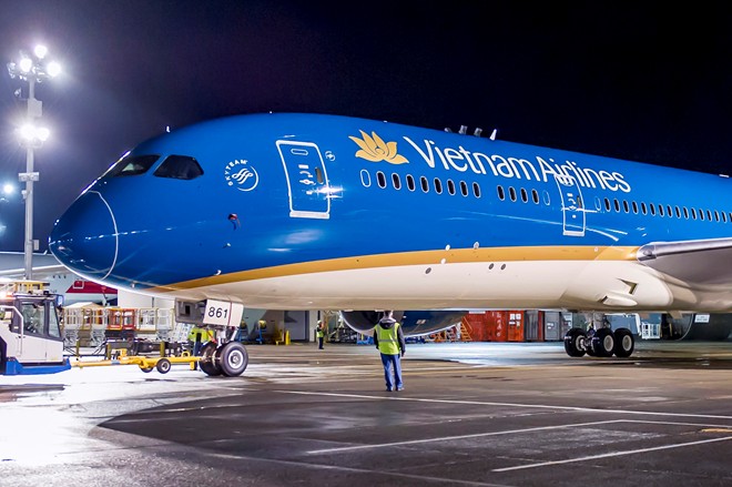 Về việc sơn và nhận diện thương hiệu mới, Vietnam Airlines vẫn giữ chủ đạo là màu xanh đặc trưng và hình ảnh bông sen vàng với đường lượn màu vàng, tăng kích cỡ logo hoa sen, sử dụng màu kem nhạt ở phần bụng máy bay. 