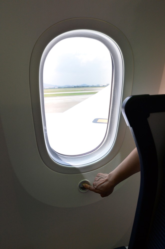 Cửa sổ lớn hơn các máy bay khác, điều chỉnh nguồn ánh sáng bằng nút cảm ứng điện.