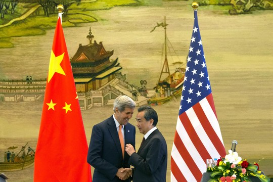 Ngoại trưởng Mỹ John Kerry (trái) và người đồng cấp Trung Quốc Vương Nghị sau cuộc họp báo ở Bắc Kinh hôm 16-5. Ảnh: Reuters