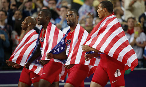 Tyson Gay (thứ hai từ phải sang) cùng các đồng đội ăn mừng thành tích tại Olympic 2012. Ảnh: AP.