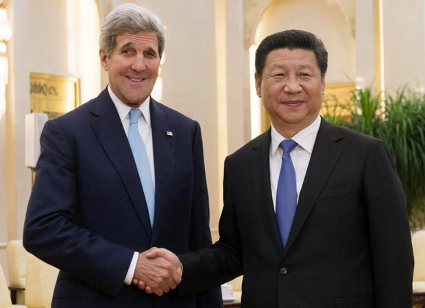 Chủ tịch Trung Quốc Tập Cận Bình (phải) gặp gỡ Ngoại trưởng Mỹ John Kerry. Ảnh: AP