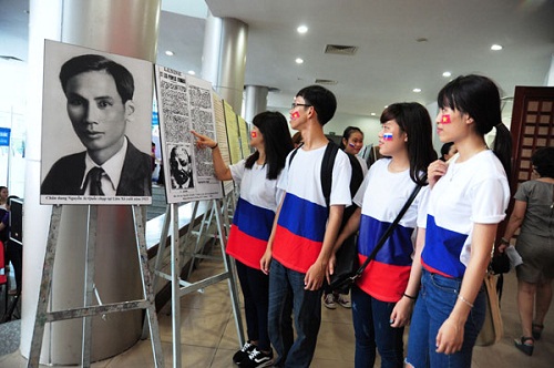  Local students at the photo exhibition (Source: internet)