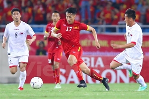 Striker Mac Hong Quang (middle) opens the score for Vietnam (Source: VNA)