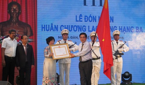 Viet Nam’s Minister of Agriculture and Rural Development Cao Duc Phat (R) gives the third-class Labor Medal to a representative of TH True Milk on behalf of the state president during the ceremony