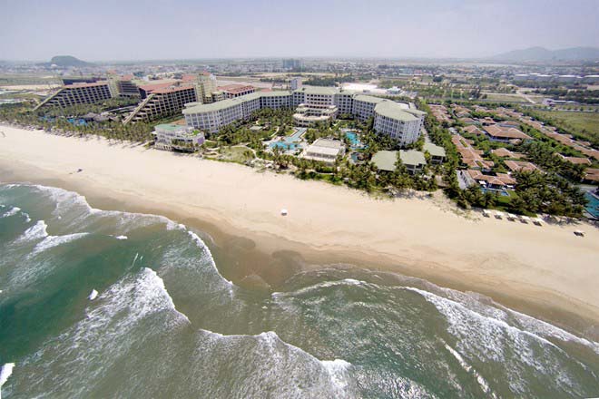Biển Đà Nẵng có bãi cát trắng, nước trong xanh, là một trong những lý do khiến nhiều du khách quay lại đây nhiều lần. 
