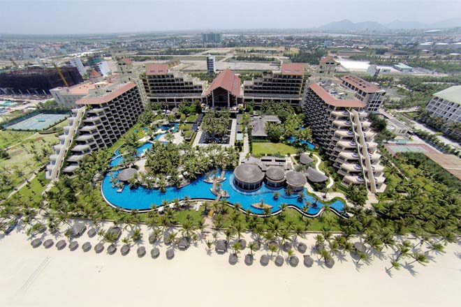Resort 5 sao Crowne tọa lạc trên bãi biển Non Nước. Với tổng diện tích 200.000 m2, thiết kế là sự kết hợp hài hòa giữa phong cách cổ điển phương Tây và nét độc đáo châu Á. Nội thất được trang bị đầy đủ v
