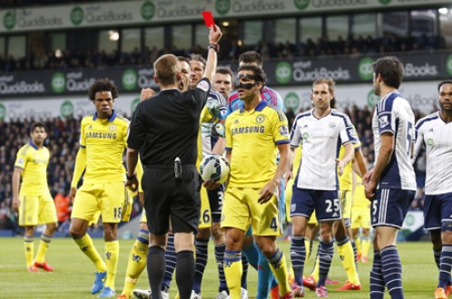 Chiếc thẻ đỏ của Fabregas khiến Chelsea thua đậm West Brom - Ảnh: Reuters 