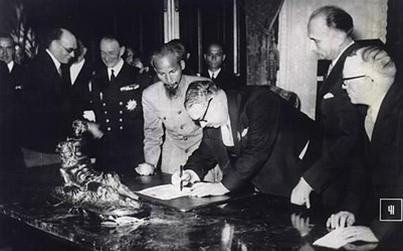 Chủ tịch Hồ Chí Minh và Bộ trưởng Hải ngoại Pháp Marius Moutet ký bản tạm ước Việt – Pháp ngày 14-9-1946