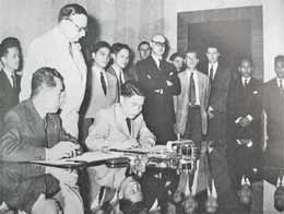 Ngày 7-5-1954, quân đội Pháp đại bại ở Điện Biên Phủ. Đúng 16 giờ 30 phút, ngày 8-5-1954, Hội nghị Giơ-ne-vơ về Đông Dương khai mạc. Ngày 20-7-1954, Hiệp định Giơ-ne-vơ về đình chỉ chiến sự ở Đông Dương được ký kết.