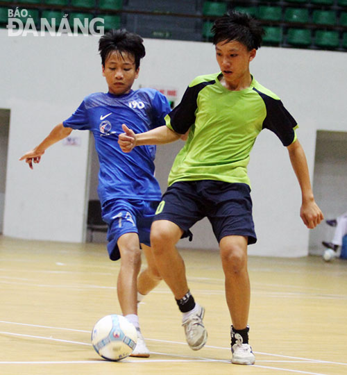 Ở bảng đấu Thiếu niên, dù có màn trình diễn rất ấn tượng nhưng đội THCS Lê Lợi (áo xanh - đen) đã bất ngờ thất bại 1-2 trước đội THCS Hoàng Diệu (áo xanh).