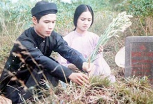 Lovebirds: Actor Tien Hoi, in the role of Nguyen Tat Thanh, and actress Thu Ha as Van, who plays Hue, as seen in the movie Hen Gap Lai Sai Gon. The film was based on Son Tung's screenplay, Cuoc Chia Ly Tren Ben Nha Rong (Farewell on Nha Rong Wharf). 