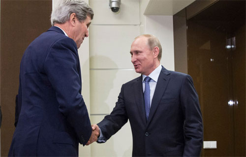 Ngoại trưởng Mỹ John Kerry (trái) và Tổng thống Nga Vladimir Putin hôm 12-5 có cuộc hội đàm ở Sochi. Ảnh: Reuters