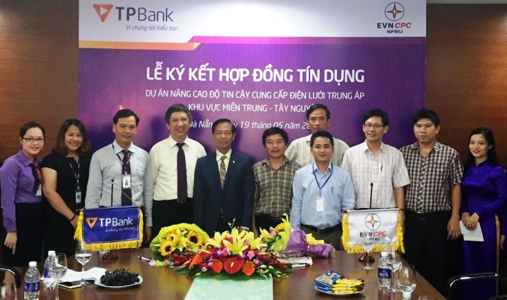 Đại diện lãnh đạo TPBank và đại diện Ban quản lý Dự án lưới điện miền Trung (Tổng công ty Điện lực miền Trung -EVECPC) tại lễ ký kết Hợp đồng.