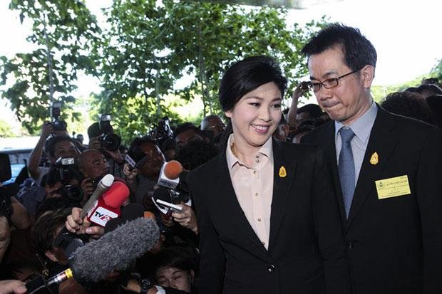 Bà Yingluck đến tòa cùng chồng sáng 19-5 - Ảnh: Bangkok Post