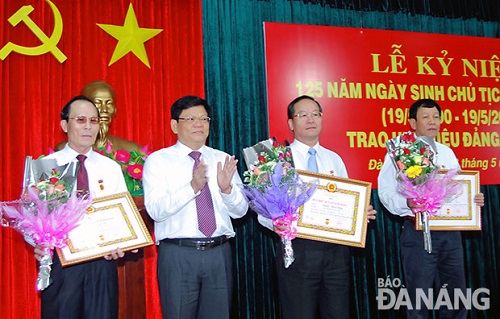  Municipal Party Committee Deputy Secretary Vo Cong Tri presenting 40-year Party membership badges to outstanding Party members