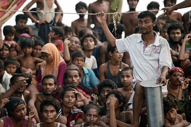 Những người Rohingya lênh đênh trên thuyền ở ngoài khơi Thái Lan.Ảnh: AFP