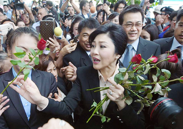 Bà Yingluck Shinawatra trong vòng vây của những người ủng hộ bên ngoài Tòa án tối cao. Ảnh: AFP