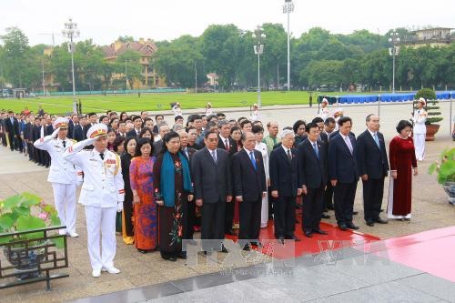 Các đồng chí lãnh đạo Đảng, Nhà nước và đại biểu Quốc hội đến đặt vòng hoa và vào Lăng viếng Chủ tịch Hồ Chí Minh. Ảnh: Doãn Tấn-TTXVN 